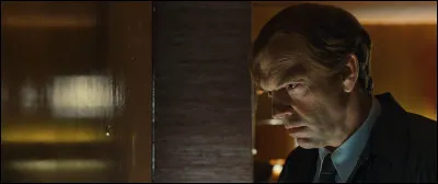 Ce personnage joué par Hugo Weaving est dans la partie du film qui se déroule en...