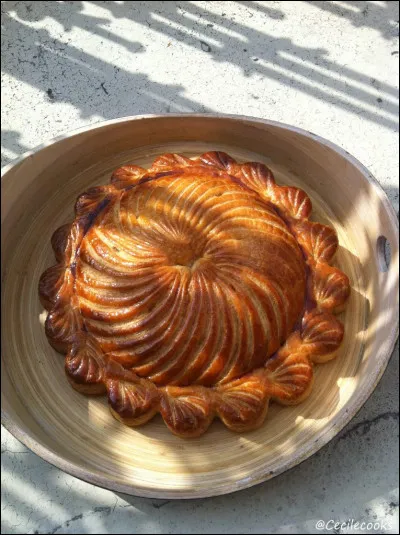 Quel est ce gâteau, apparemment sosie de la galette des rois ?