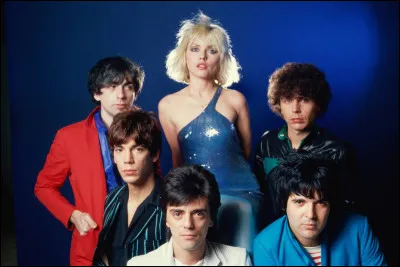 Quel est ce groupe mixte américain de rock, de pop et de new wave, formé de 6 membres, une femme et cinq hommes, actif de 1974 à 1982 ?