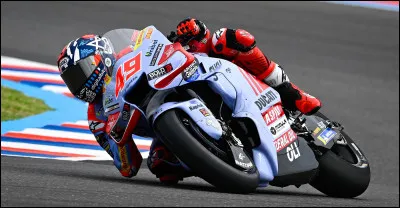 Quelle est sa marque de casque ?