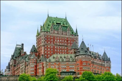 Dans quelle ville se situe le Château Frontenac ?