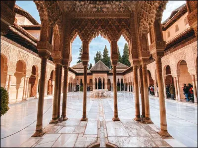 Dans quelle ville se situe le palais de l'Alhambra ?