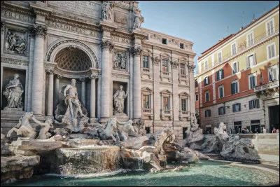 Dans quelle ville se situe la fontaine de Trevi ?