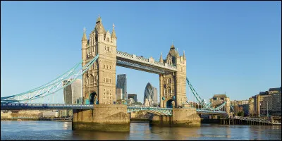 Dans quelle ville se situe Tower Bridge ?