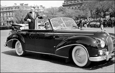 Dans quelle auto se déplace le président René Coty en 1955 ?
