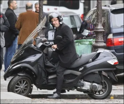 Quelle était le véhicule de prédilection du président Hollande afin de passer inaperçu ?