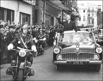 À bord de quelle auto défile le président de Gaulle en 1960 ?