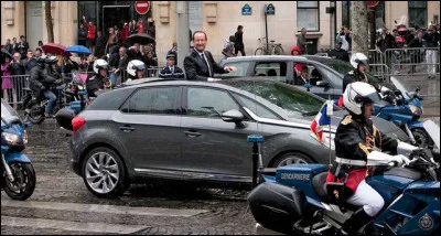 Avec quelle voiture François Hollande fait-il sa première sortie officielle ?