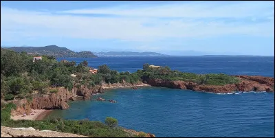Bordée à l'Est par l'Italie, la Côte d'Azur s'achève à l'Ouest par un massif volcanique de roches rouges appelé... ?