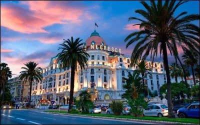 Dans quelle cité azuréenne se situe le célèbre palace du Negresco ?