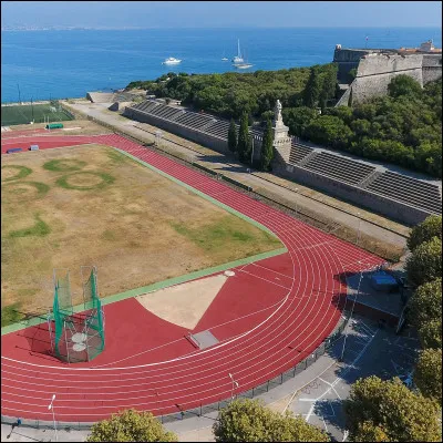 Stade mythique de la Côte d'Azur, le stade du Fort-Carré a représenté la région lors de la IIIe Coupe du monde de football qui s'est déroulée en 1938 en France, où se trouve-t-il ?