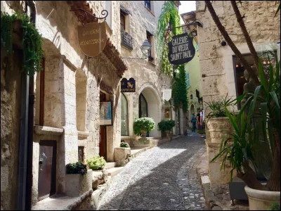 Saint-Paul de Vence est l'un des villages les plus célèbres de France, situé sur une colline dans l'arrière-pays niçois, il charme les visiteurs par ses ruelles pentues entre maisons hautes construites en pierres traditionnelles. Or, combien de chapelles s'y trouvent parsemées ?