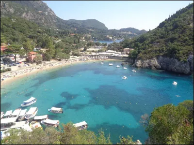 Juste en face, se situe l'île de Corfou, dans l'archipel des îles Ioniennes. Quelle île est la plus vaste de cet archipel ?