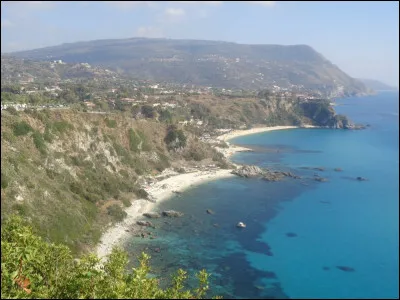 Partons vers le sud de l'Italie et voici le belvédère de Capo Vaticano, proche du détroit de Messine. Quelle région italienne est séparée de la Sicile par le détroit de Messine ?
