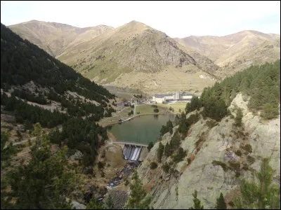 Nous sommes maintenant dans le Val de Nuria, au cur des Pyrénées catalanes, côté espagnol. Quelles sont les couleurs du drapeau catalan ?