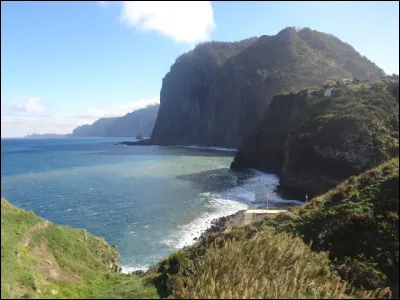 Nous partons désormais dans l'Atlantique, à Madère, ou Madeira en portugais. Que signifie "Madeira" en portugais ?