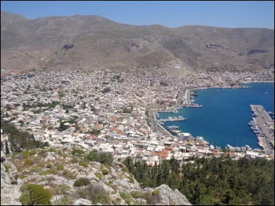 À quel archipel grec, situé en mer Égée, les îles de Nisyros, Kos et Kalymnos appartiennent-elles ?