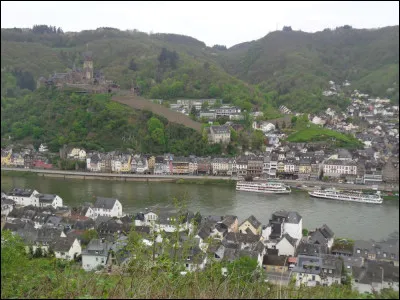 Quelle rivière franco-allemande arrose notamment les villes de Trèves et Cochem avant de se jeter dans le Rhin à Coblence ?