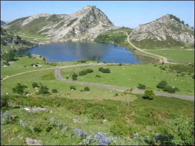 Nous voici dans le nord de l'Espagne et, plus précisément, dans les Asturies, superbe région entre mer et montagne. Comment s'appelle cette chaîne montagneuse parallèle à l'océan Atlantique et parcourant tout le sud-est des Asturies ?