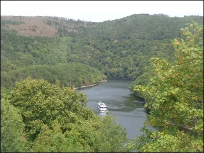 Quel est ce charmant petit massif allemand, composé de verdoyantes collines d'origine volcanique et de lacs de barrage, classé comme parc national, proche de la frontière belge ?