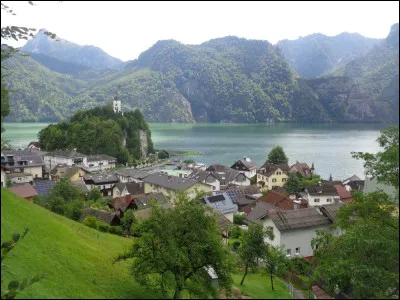 Nous voici en Autriche, sur les rives du Traunsee, dans la superbe région préalpine du Salzkammergut. Dans quel Land sommes-nous si je vous dis que sa capitale est la ville de Linz ?