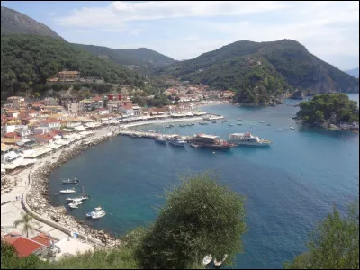 Nous voici désormais en Grèce, dans la petite ville balnéaire de Parga, située au nord-ouest du pays, sur la mer Ionienne. Comment se nomme cette région de Grèce, frontalière de l'Albanie, connue pour sa verdure et ses canyons ?