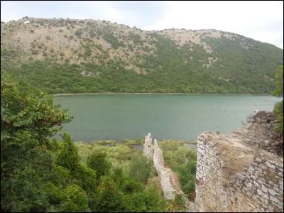 Puisque nous évoquions l'Albanie, quel est ce site antique de l'extrême sud du pays, situé au cur du parc national du même nom, tout près de la frontière grecque ?