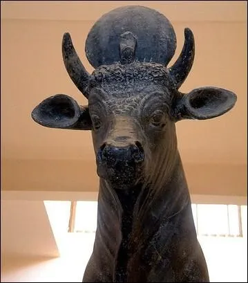 Fils d'Io change en vache par Zeus,  quel dieu-taureau de la mythologie gyptienne Epaphos est-il identifi selon Hrodote ?