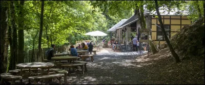 Quel est le nom de ce bistro avec terrasse ?