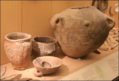 La céramique est une des grandes inventions du Néolithique. 
A quoi servaient les poteries à l'époque ?