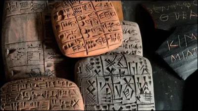 A qui doit-on l'invention de l'écriture autour de 3 300 avant J.-C. ?