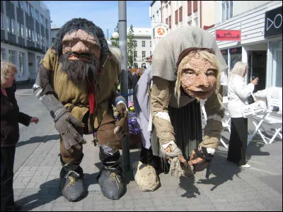 Ce chat appartient à un couple de trolls. Quel est le nom de la femme ?