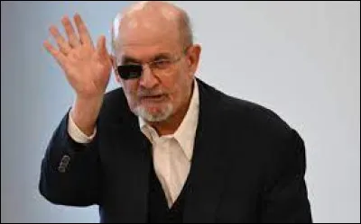 Il est surtout connu pour son roman "Les Versets sataniques", publié en 1988, qui a suscité une controverse mondiale en raison de son contenu jugé blasphématoire par certains groupes religieux musulmans.