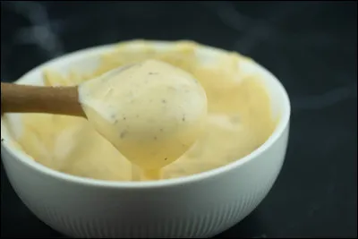 Quelle est cette sauce, typique de la cuisine anglaise, composée d'anchois, de jaunes d'ufs et de moutarde ?