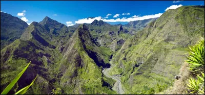 Quel cirque naturel du massif du Piton des Neiges, à La Réunion, n'est accessible qu'à pied ou en hélicoptère ?