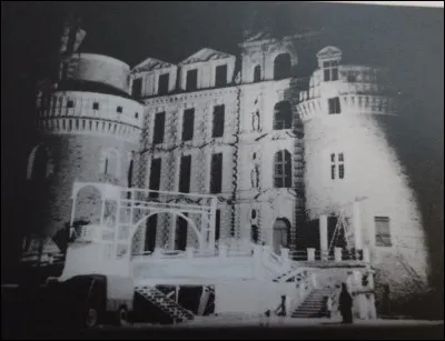 En 1950, à l'initiative du jeune préfet Jean Morin est créée la "Semaine touristique" de l'Anjou. Dans ce programme, il imagine un spectacle théâtral lors d'une "fête de nuit" au pied d'un célèbre château angevin : nous sommes le 9 juin 1950 et on y joue "Roméo et Juliette", unique représentation de la toute 1ère mouture du Festival d'Anjou. Mais quel est ce château de la toute 1ère et unique nuit théâtrale ?