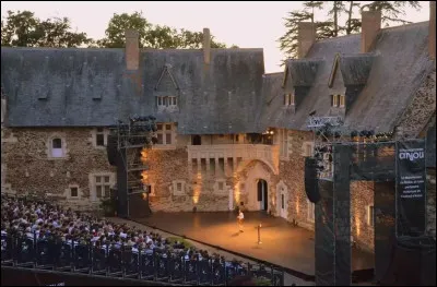 Quel est le château emblématique du Festival d'Anjou depuis une trentaine d'années ?