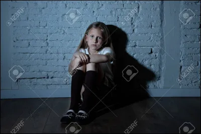 L'ami de ton frère te harcèle à l'école. Tu rentres à la maison et tu parles à ton frère...