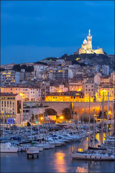 Dans quelle ville se déroule le feuilleton télévisé "Plus belle la vie" ?