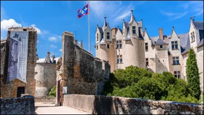 Forteresse disposant d'une barbacane, édifiée sur plusieurs siècles, il fait la jonction entre l'Anjou et le Poitou, c'est ?