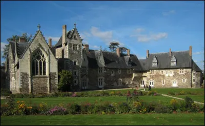 Comme le précédent, ce château présente une architecture qui s'étend du Moyen Age (donjon) au XIXe s. en passant par la Renaissance qui lui a légué un fameux balcon. Site de prédilection du Festival d'Anjou, c'est ?