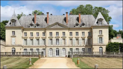 Chef-d'uvre de l'architecture classique du XVIIIe siècle, flanqué de deux tours Renaissance (absentes sur la photo) et situé sur la commune de Mazé, c'est ?