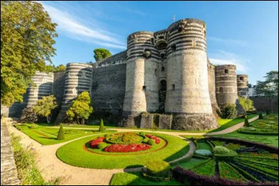 On ne le présente plus, c'est sans doute le château angevin le plus célèbre, forteresse dressée face à la Bretagne, construite en dix ans seulement pendant la jeunesse du futur roi Saint-Louis (XIIIe s.), c'est ?