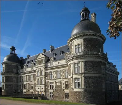 Ce château Renaissance flanqué de grosses tours rondes se situe non loin de St-Georges-sur-Loire, il est exceptionnel pour la valeur du mobilier et des uvres d'art qu'il renferme... Il possède aussi une bibliothèque composée de... 12.000 livres anciens ! C'est ?
