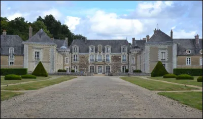 Château du Segréen, construit au XVIIIe s. et remarquable pour la magnificence de ses salons et de sa salle à manger, il possède un grand parc renfermant de beaux jardins à la française, c'est ?