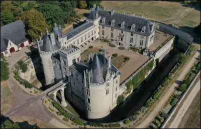 Château Renaissance qualifié de "fort beau petit château" selon les mots de Catherine de Médicis, c'est une élégante forteresse disposant d'un ensemble troglodytique immense, se trouvant dans la région de Saumur. C'est ?