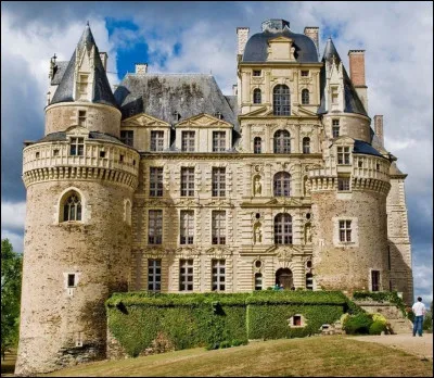 Demeure de l'une des plus vieilles familles de noblesse d'épée de France, c'est le château le plus haut de France (7 étages) et doté de 204 pièces se trouve au Sud d'Angers, c'est ?