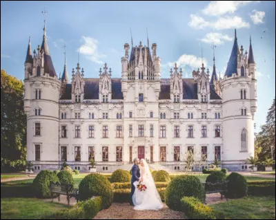 Joyau néo-gothique angevin, construit au milieu du XIXe siècle par l'architecte René Hodé, ce chef-d'uvre d'élégance s'élève non loin de Candé, à l'Ouest du Maine-et-Loire, c'est ?