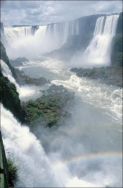 Avec quel pays l'Argentine partage-t-elle les chutes d'Iguazú ?