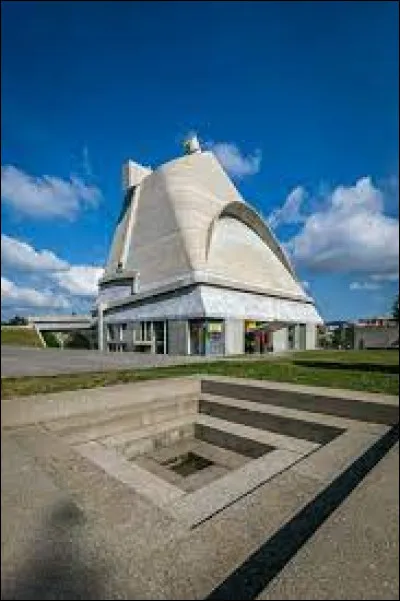 Voici sur cette image l'église Saint-Pierre de Firminy, uvre de Le Corbusier. Ville de la métropole Stéphanoise, elle se situe dans le département ...